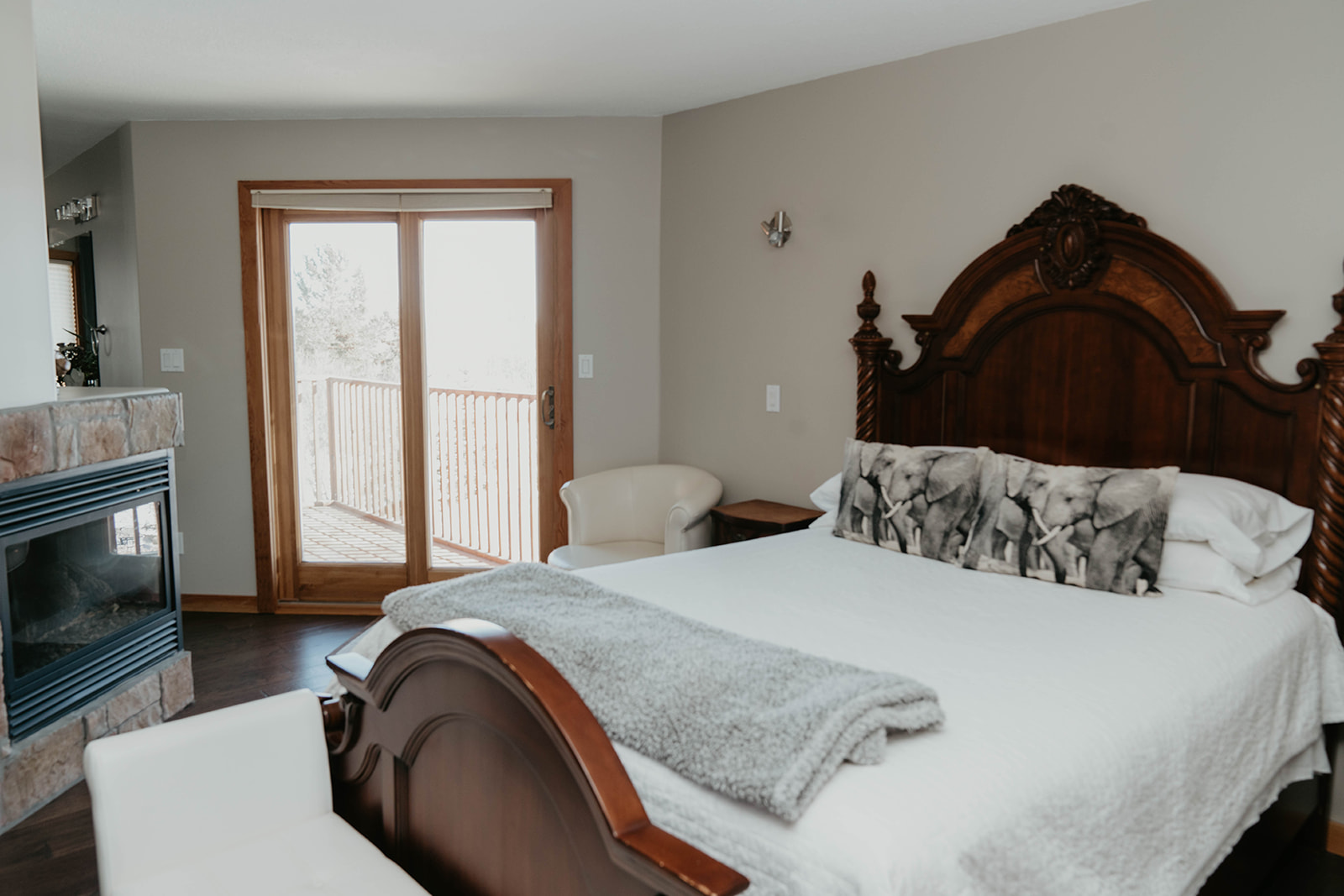 bridal suite at south africa house guest lodge in wainwright alberta